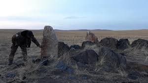 Хайлангийн хадны буган чулуу, хүн дүрст чулуу, дөрвөлжин булш 2